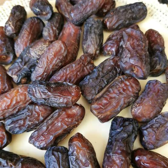 Why are some dates more wrinkled than others? Learn how moisture loss, ripening, variety and storage conditions affect the appearance and texture of dates.