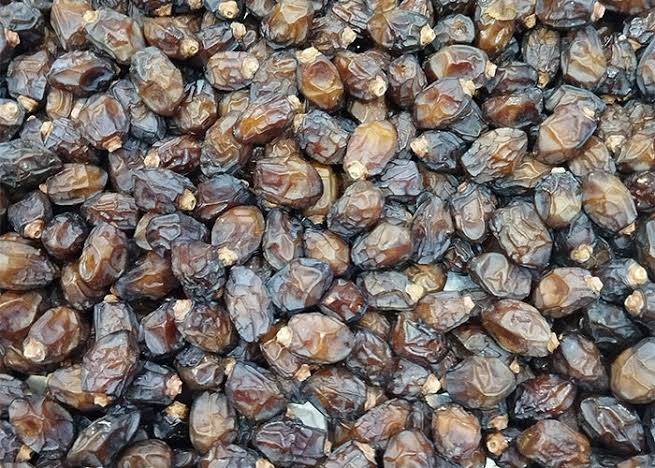 Learn what information buyers should request from a date supplier before placing a bulk order, including variety, origin, quality, specifications, packaging, quantity, storage, and shipping details.