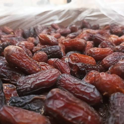 Discover why date color changes during storage and how ripening, temperature, moisture, oxygen exposure, storage conditions, and date variety can affect the appearance and commercial quality of dates.